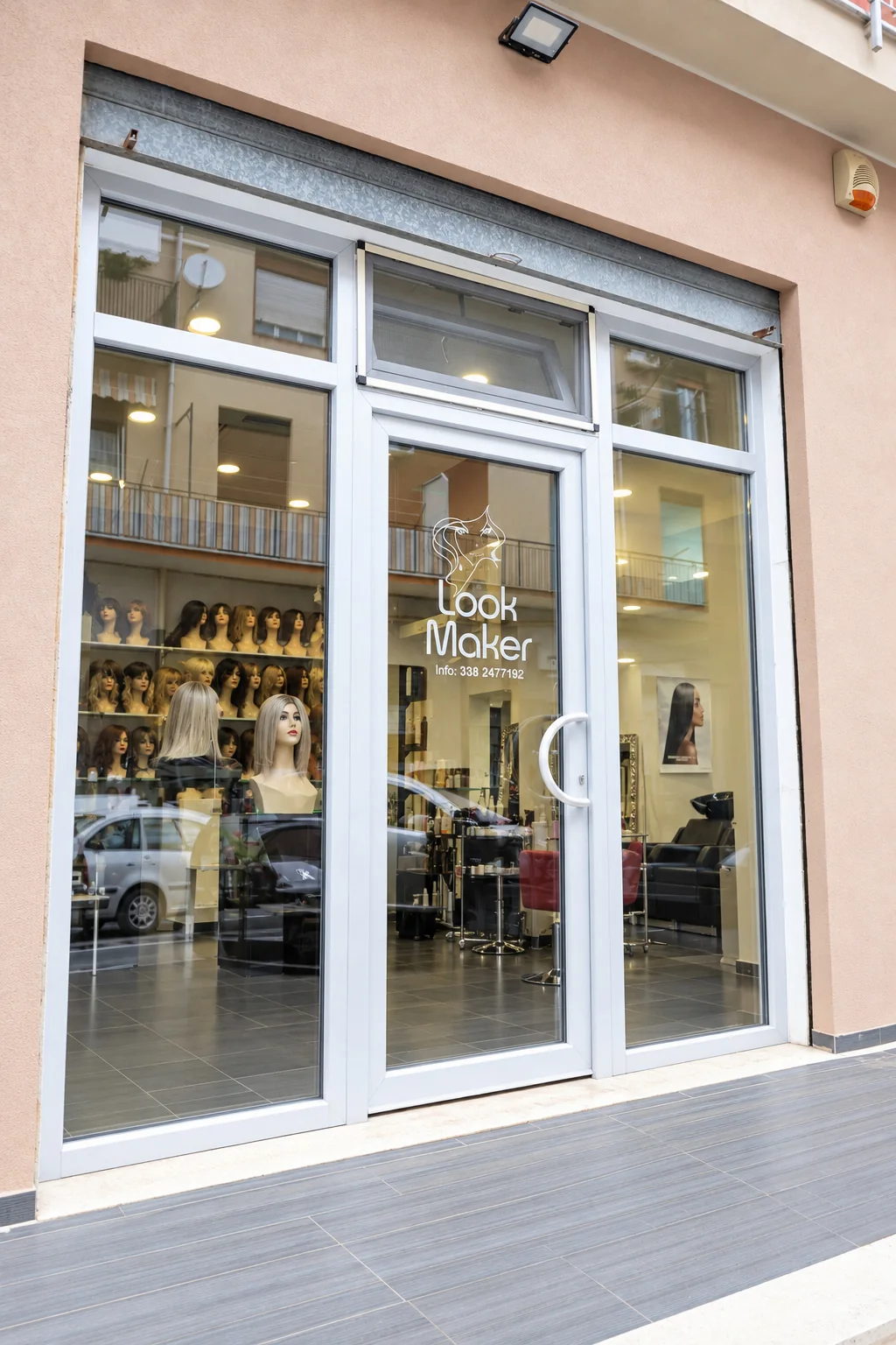 L'ingresso del Centro Look Maker in Via Mimiani, con la scritta Look Maker sulla porta