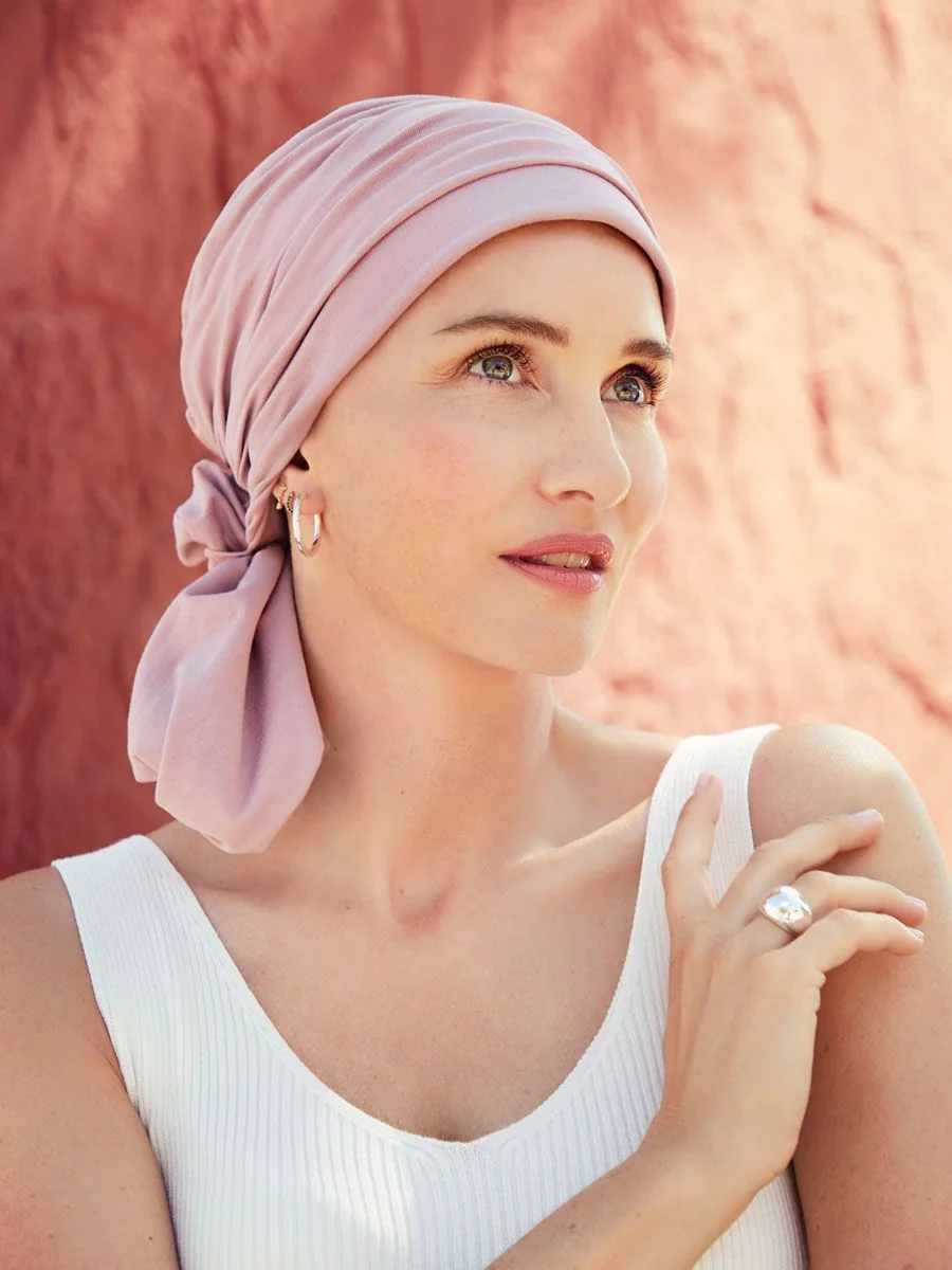 Turbante rosa antico con le code annodate