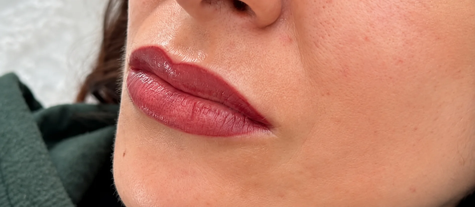 Labbra col trucco semipermanente rosso, dal basso