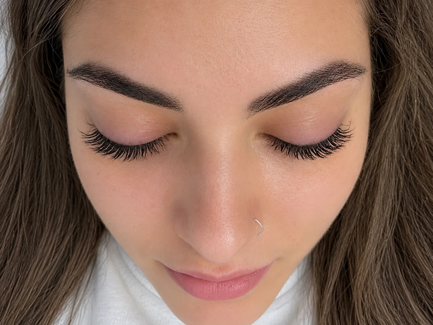 Sopracciglia col trucco semipermanente, occhi chiusi