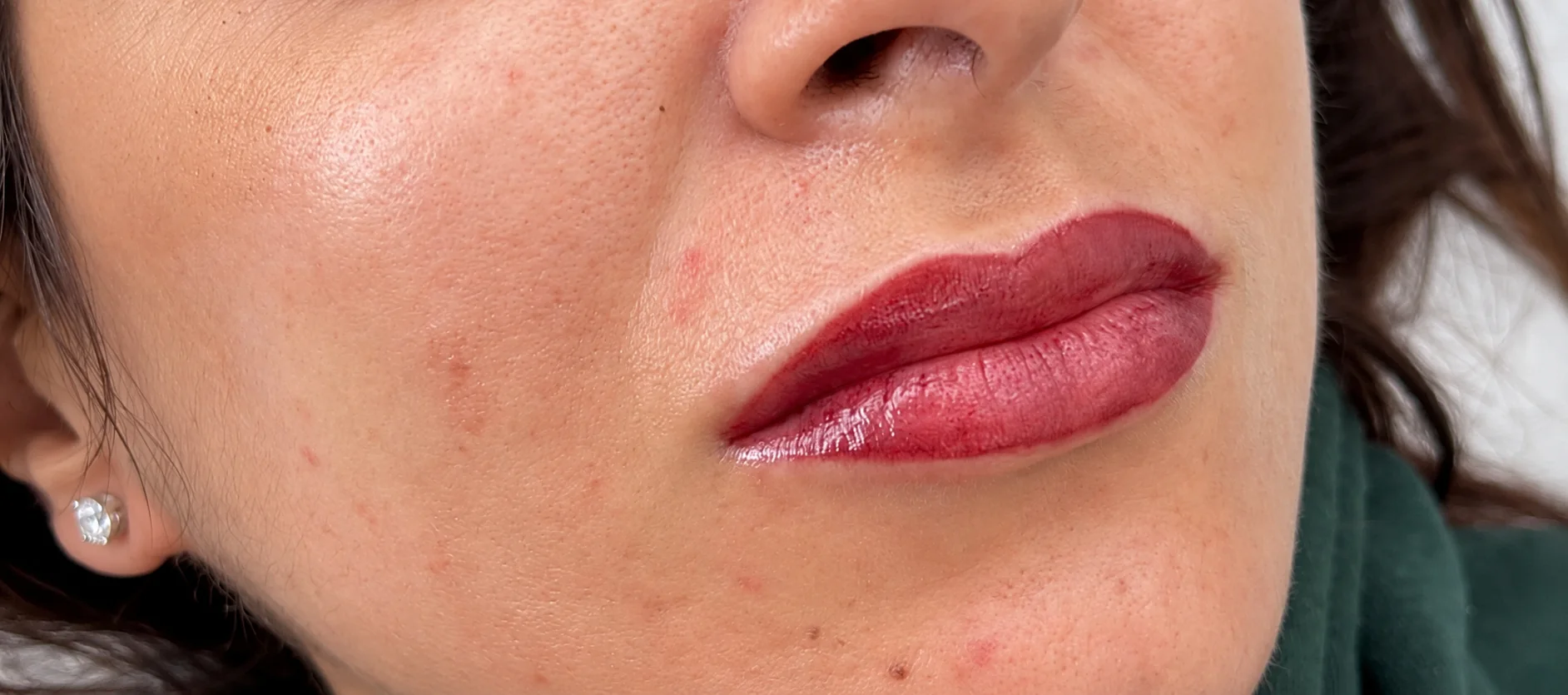 Labbra col trucco semipermanente rosso, di tre quarti