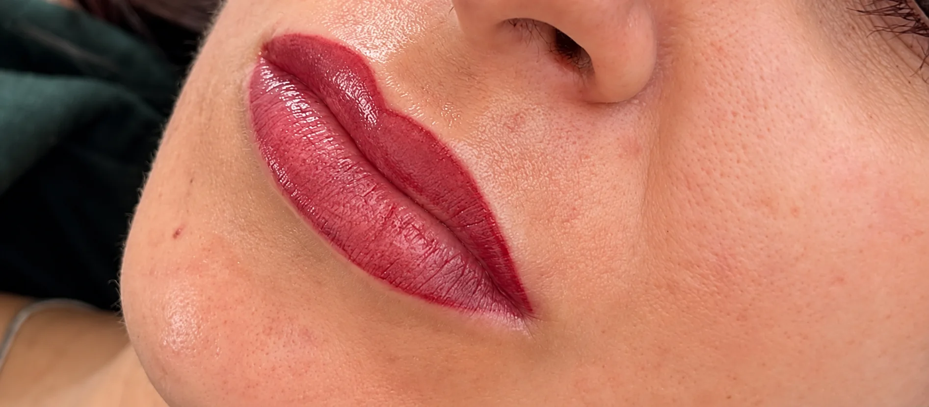 Labbra col trucco semipermanente rosso, di profilo