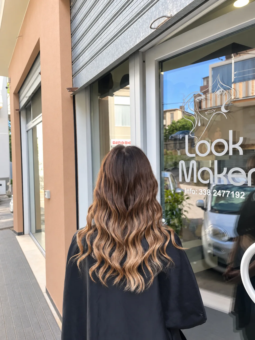 La vetrina del Centro Look Maker in Via Mimiani, con la scritta Look Maker