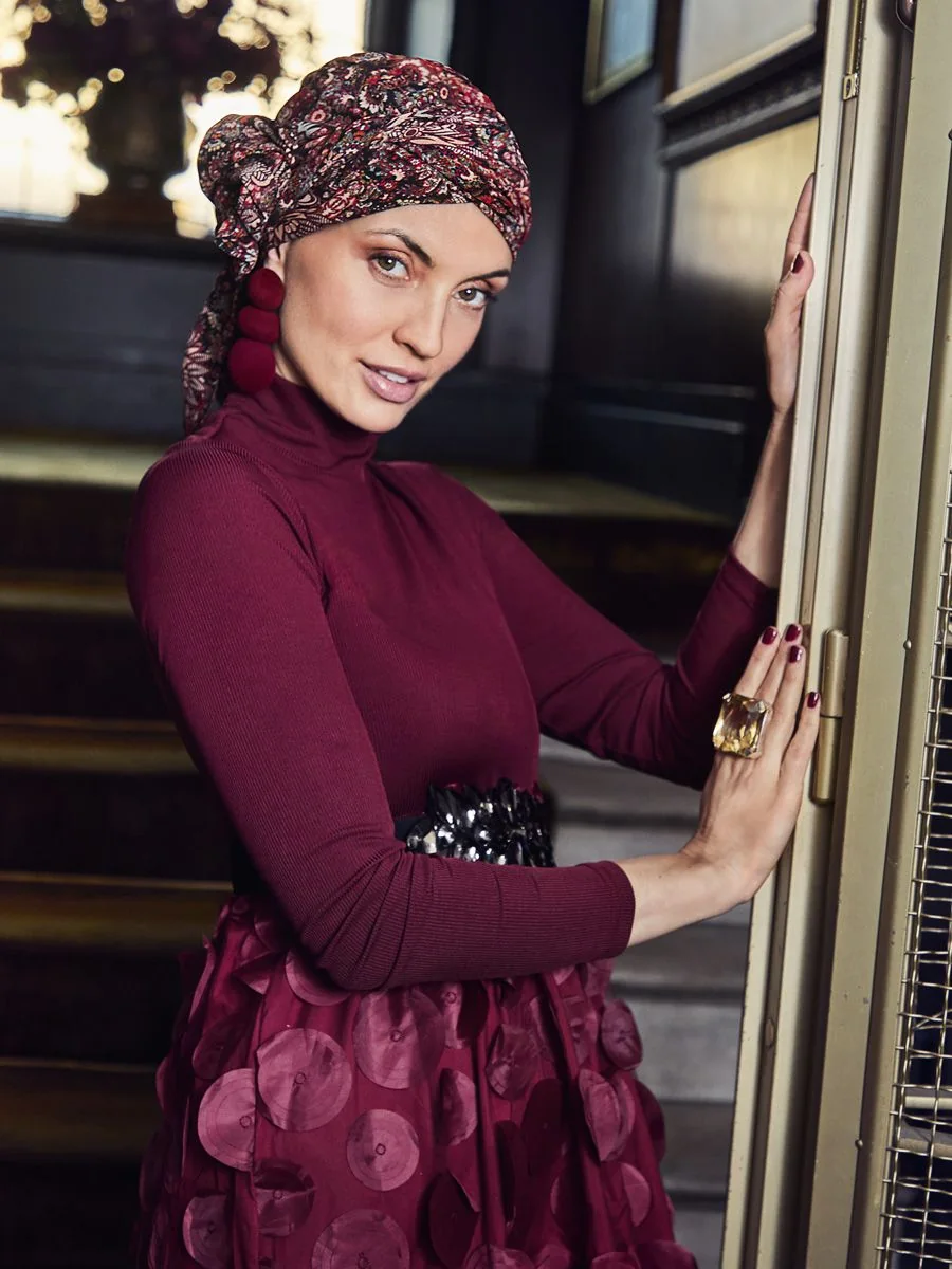 Turbante bordeaux a fiori, annodato di lato