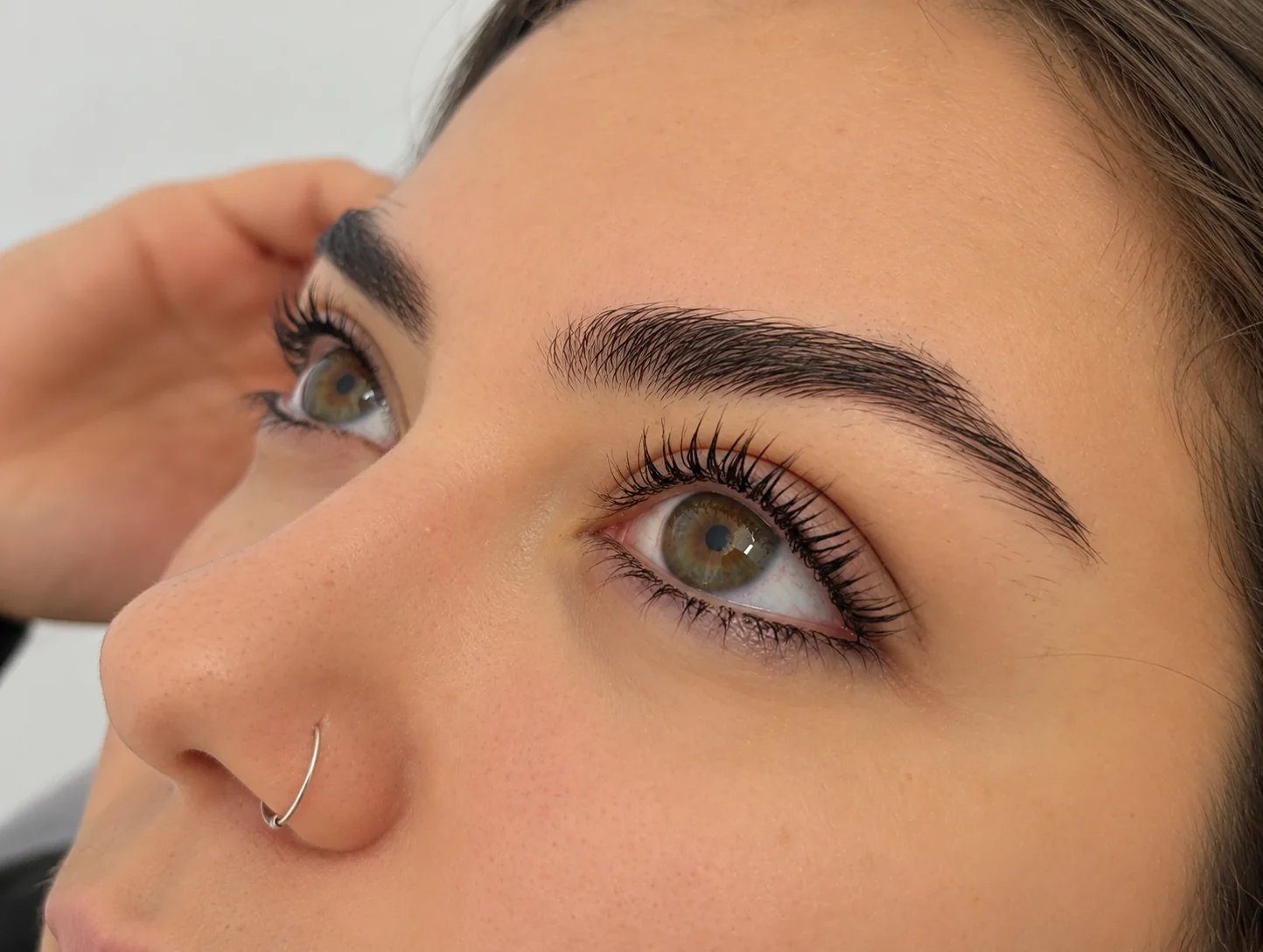Sopracciglia ed eyeliner col trucco semipermanente, di tre quarti