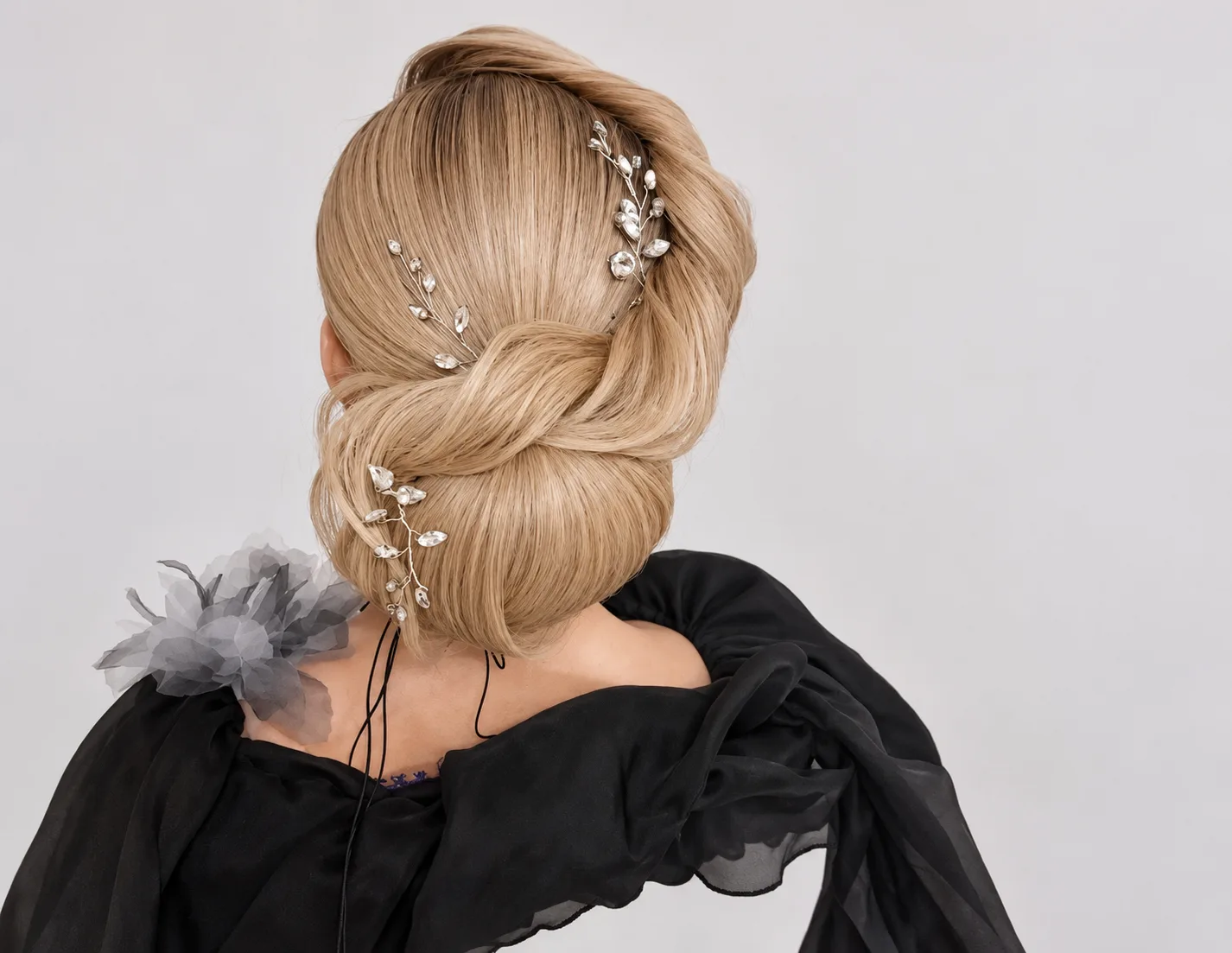 Raccolto basso da sposa con forcine di perle