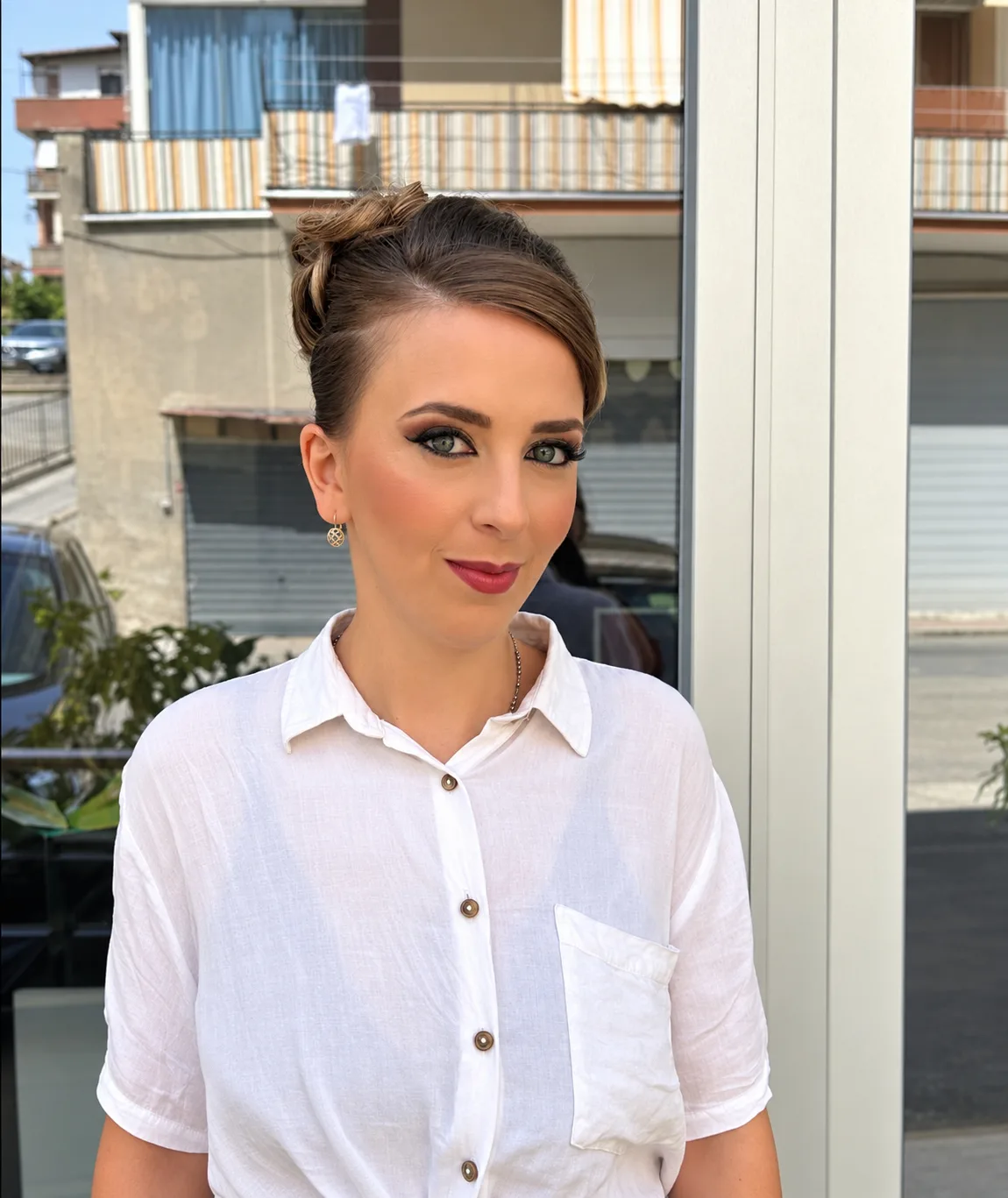 Chignon alto e trucco da cerimonia