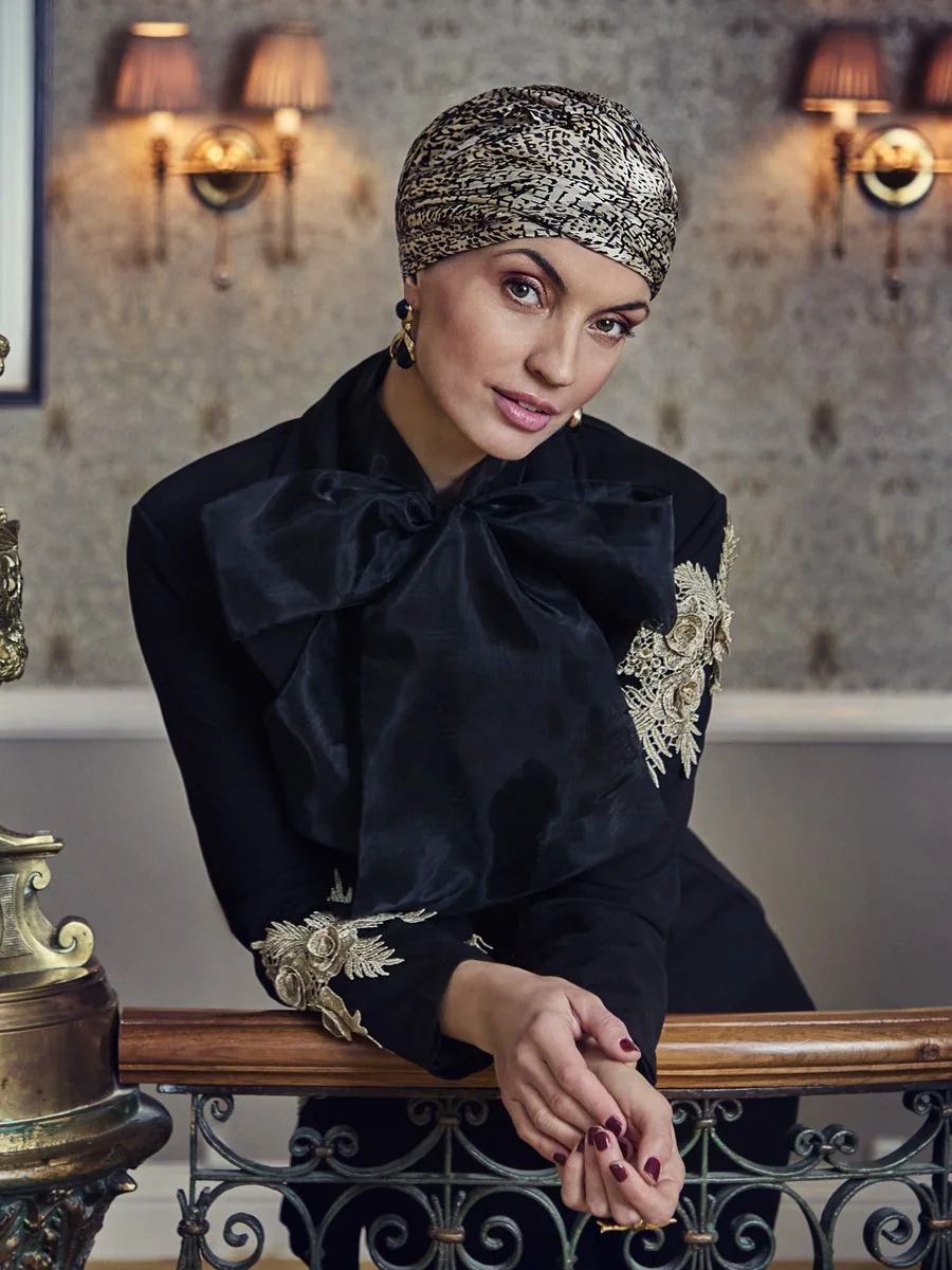 Turbante beige con una fantasia animalier