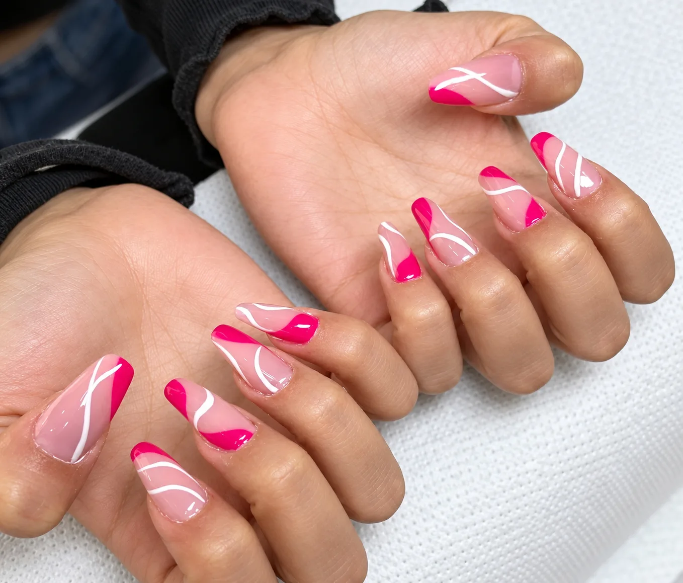 Unghie rosa con onde fucsia e bianche